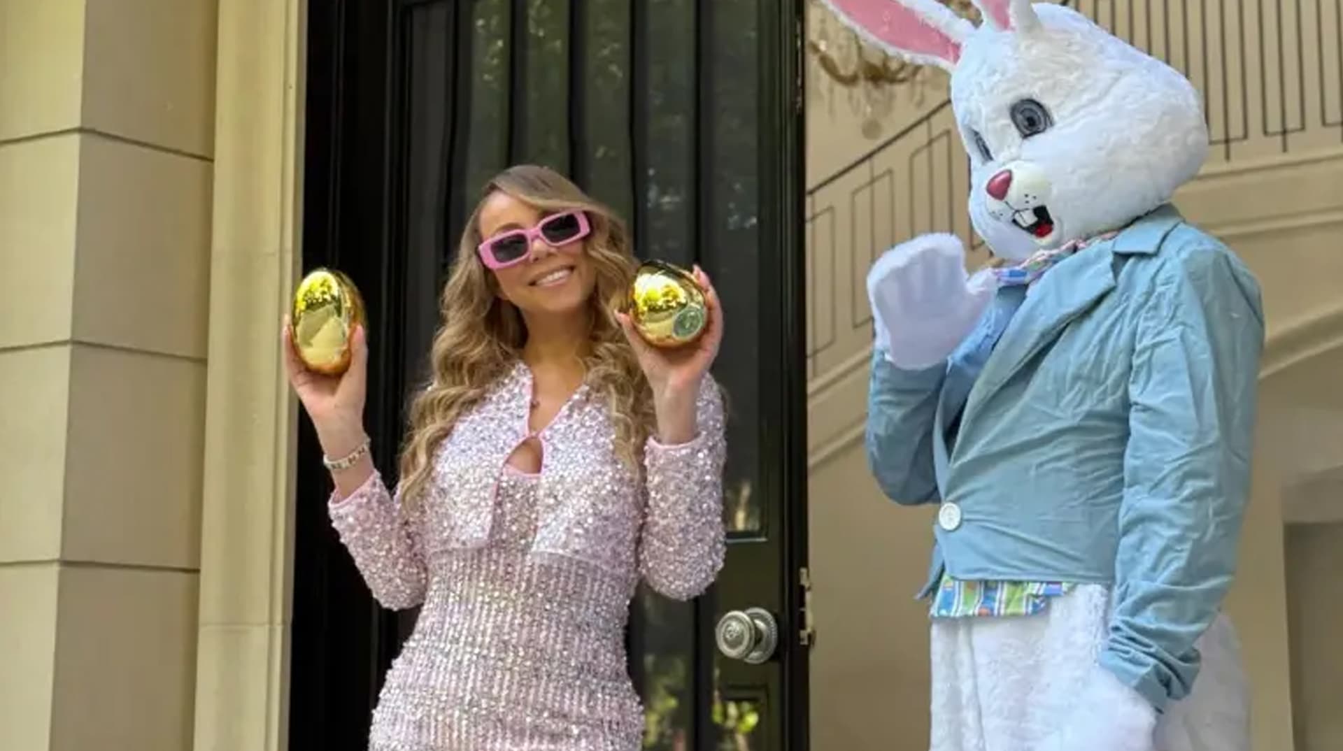 Mariah Carey, œufs dorés en main, à côté du lapin de Pâques