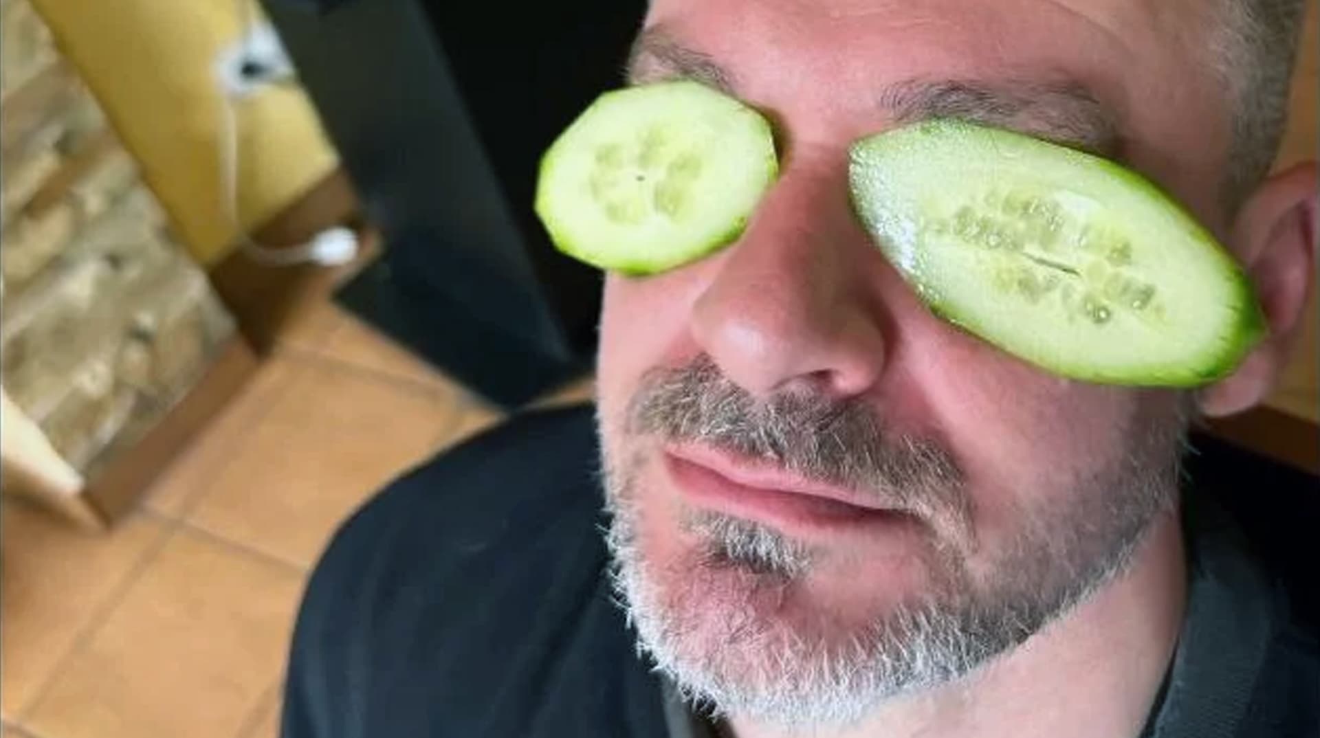 Arsen Mirzoian avec des rondelles de concombre sur les yeux