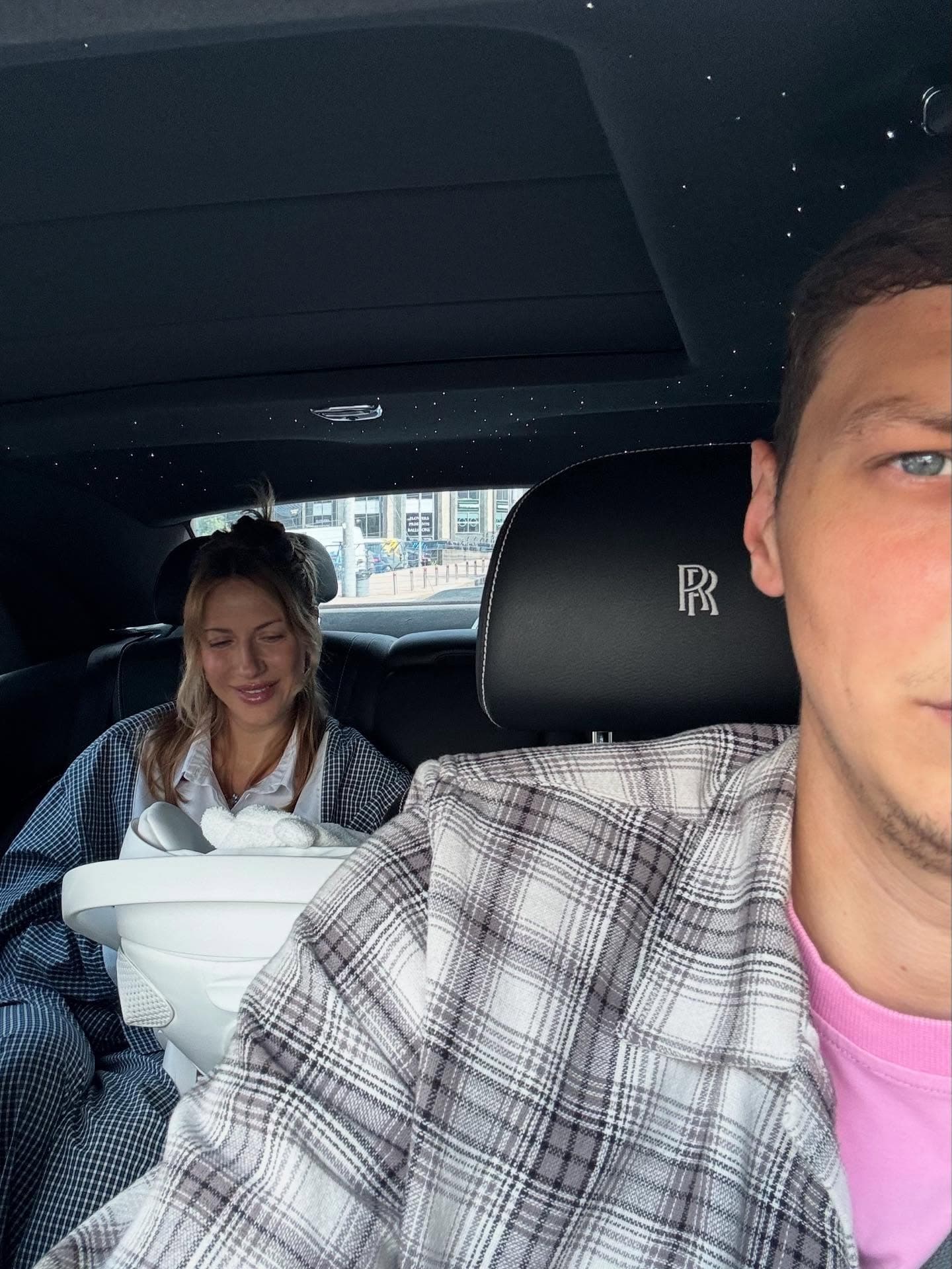 Dmytro Babchuk prend un selfie en voiture, Lesia Nikitiuk et leur fils à l’arrière