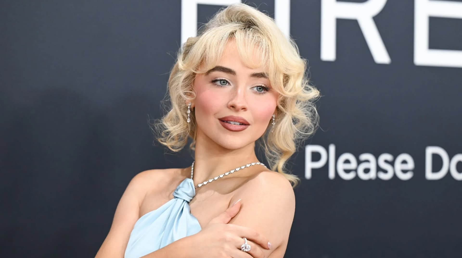 Polémique autour de la pochette du nouvel album de Sabrina Carpenter : « régressive » ou satire géniale ?