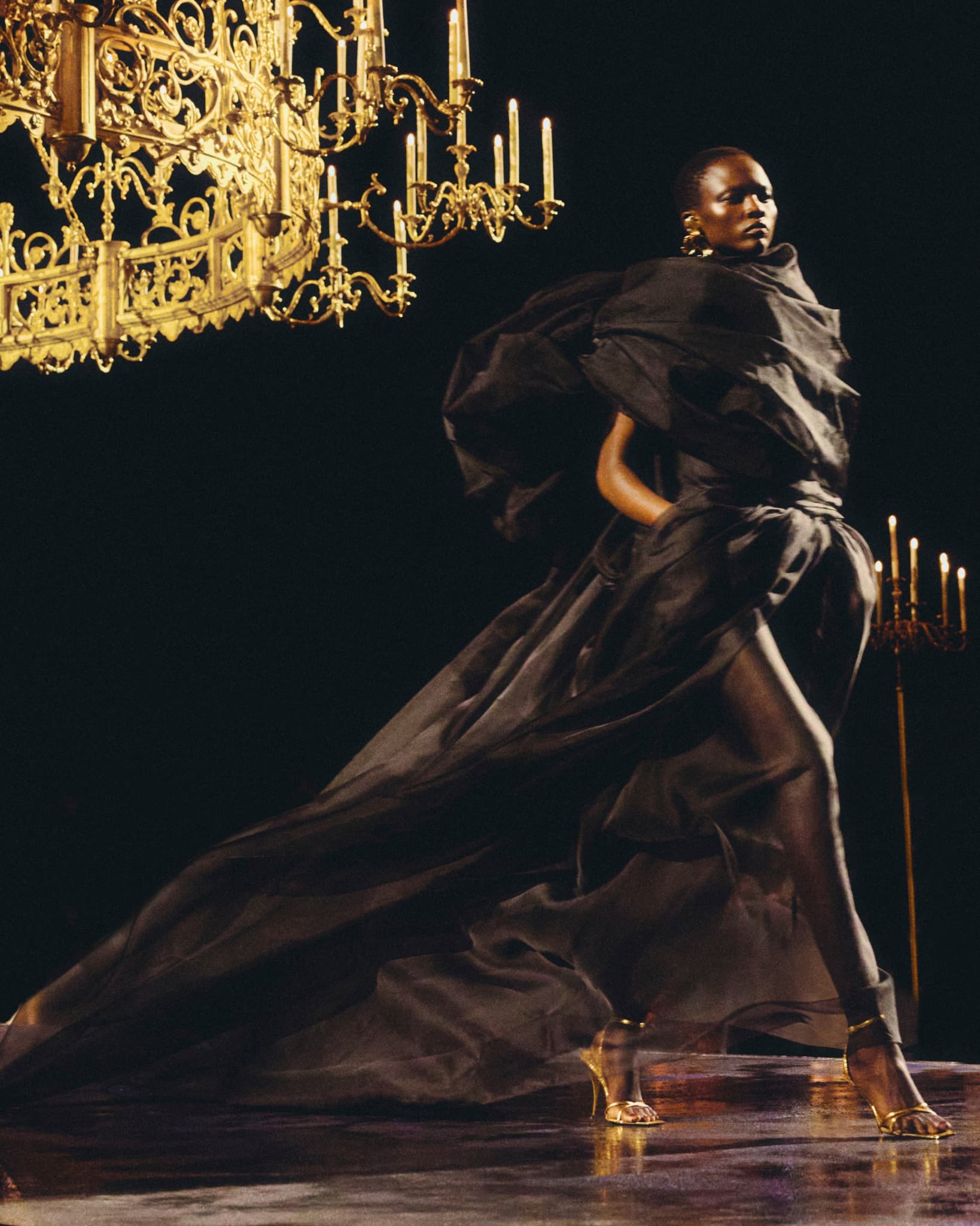 Mannequin Saint Laurent en robe noire à longue traîne