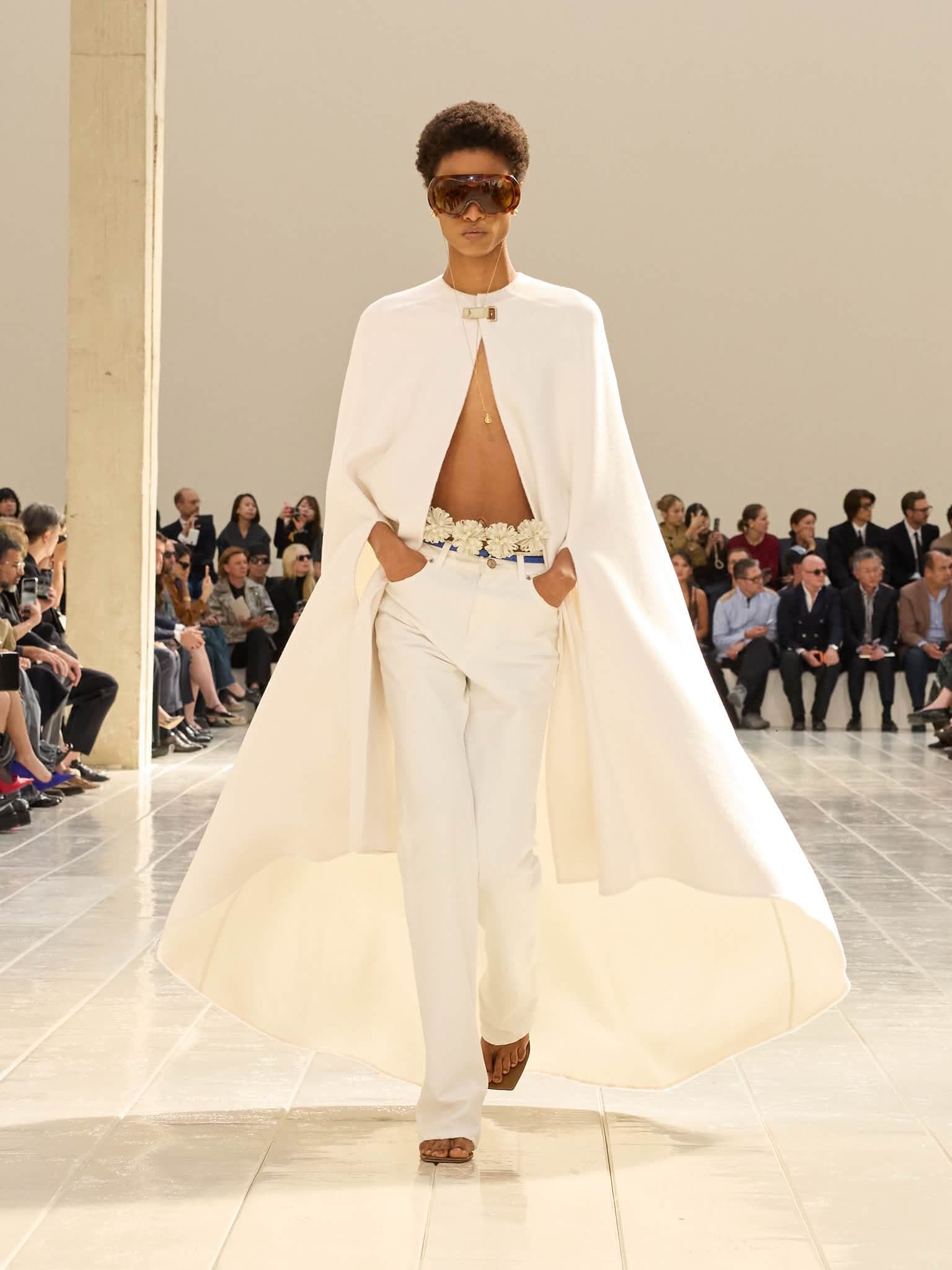 Mannequin Balenciaga en longue cape blanche et pantalon blanc