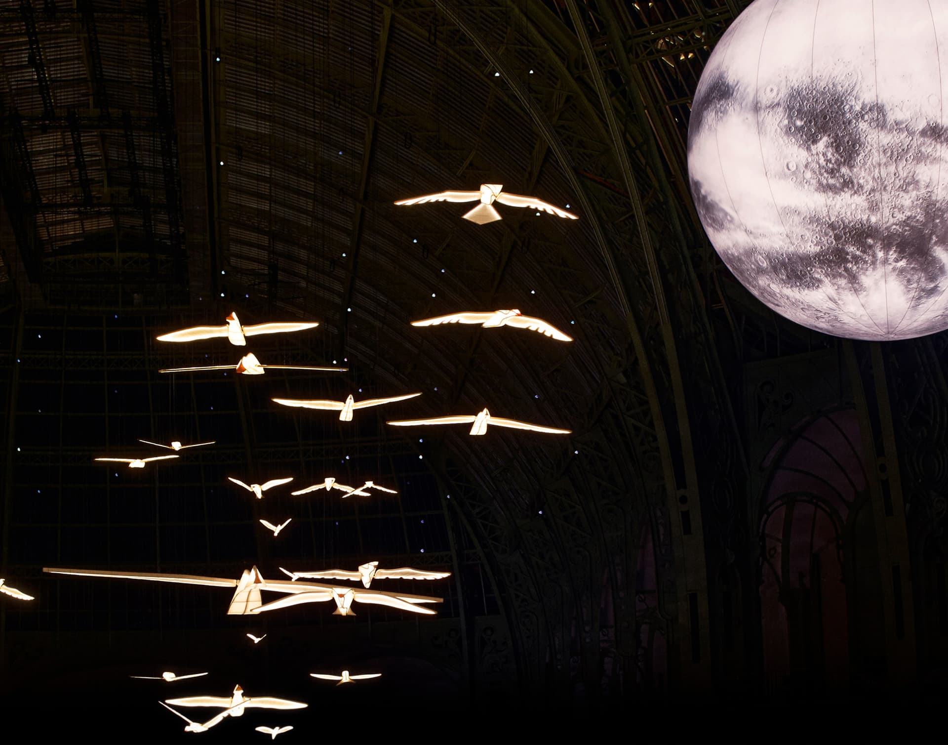 Oiseaux lumineux et lune géante sous la verrière du Grand Palais