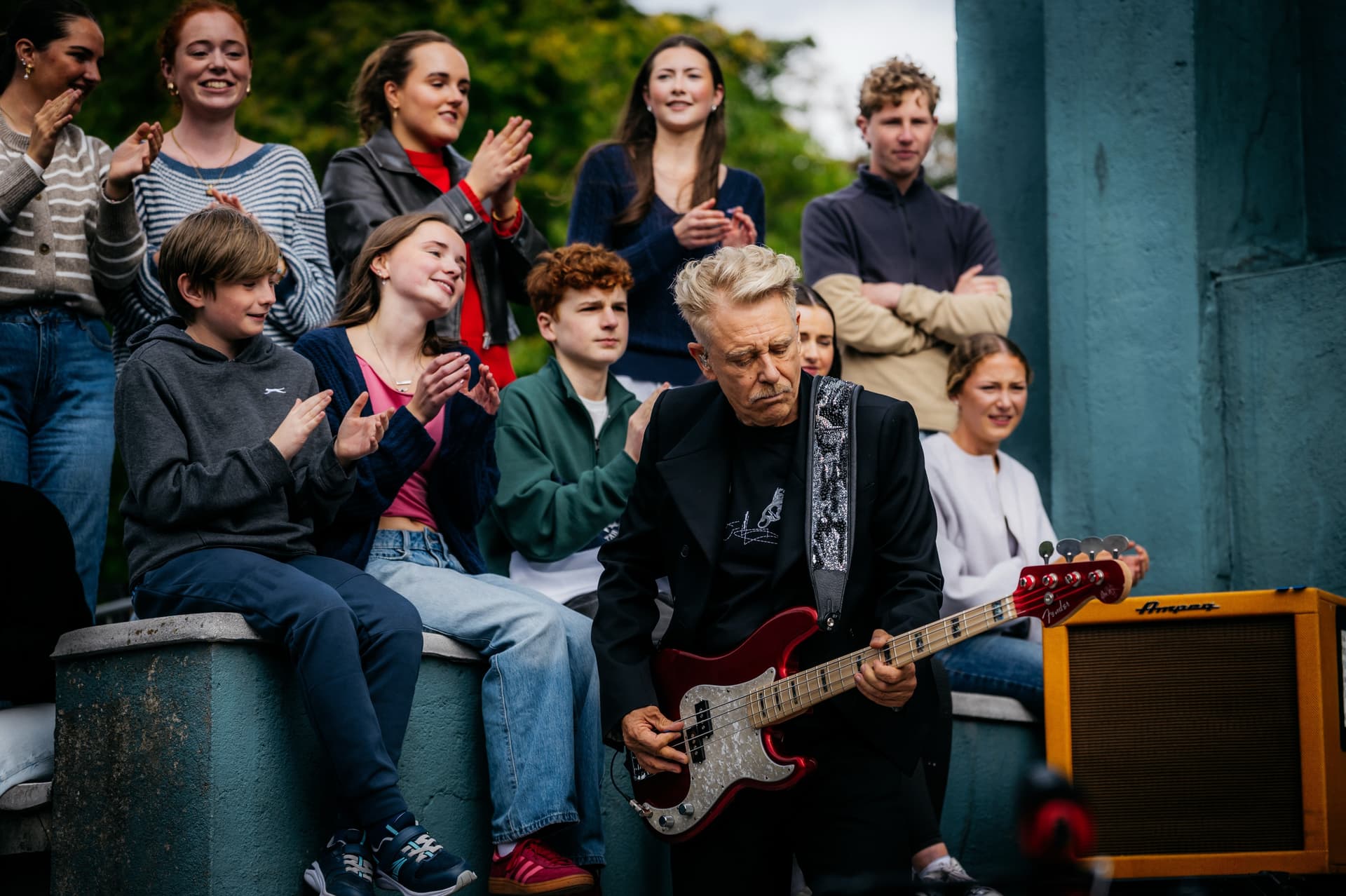 Les élèves du lycée Mount Temple applaudissent pendant le concert de U2