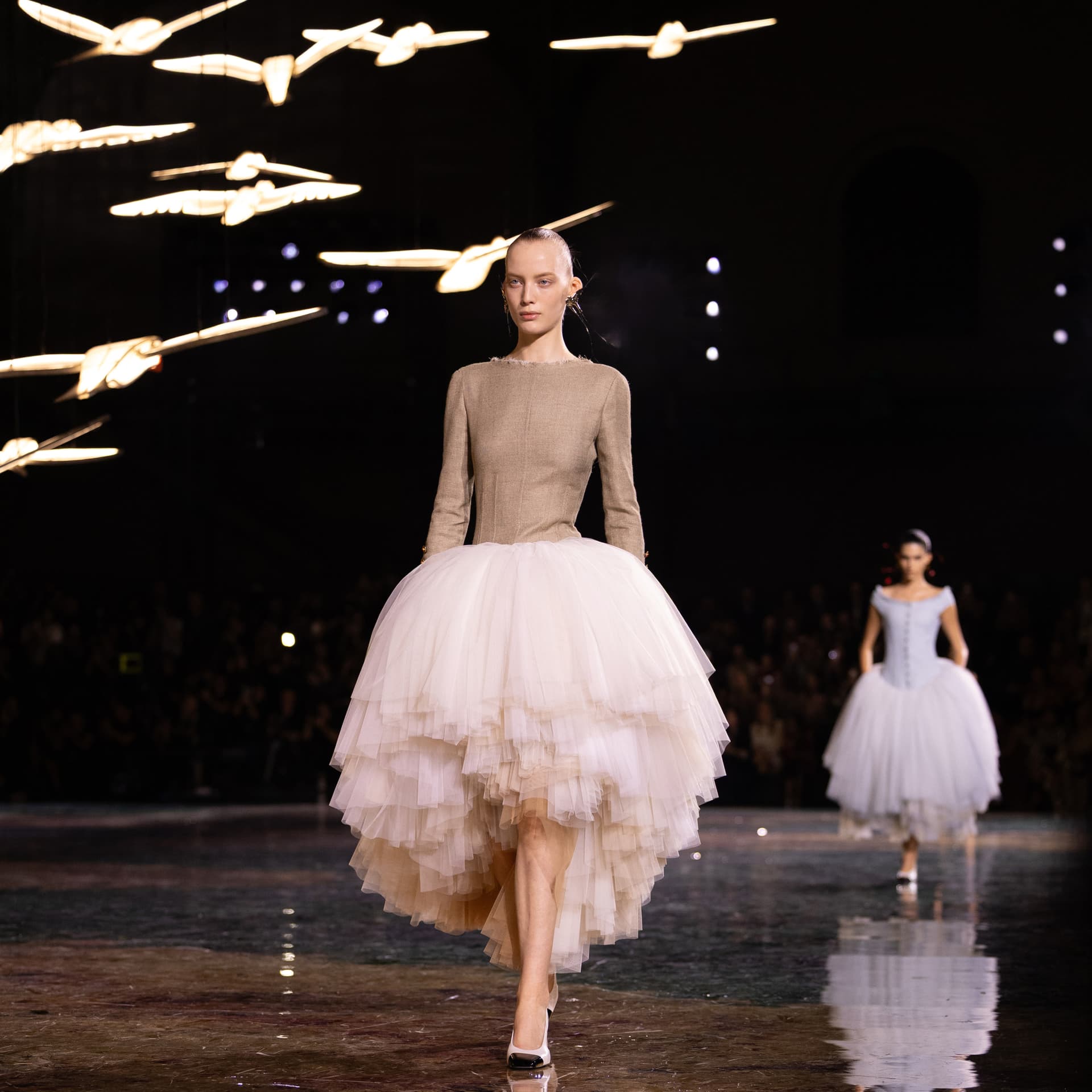Mannequin Chanel en jupe de tulle volumineuse sur le podium du Grand Palais