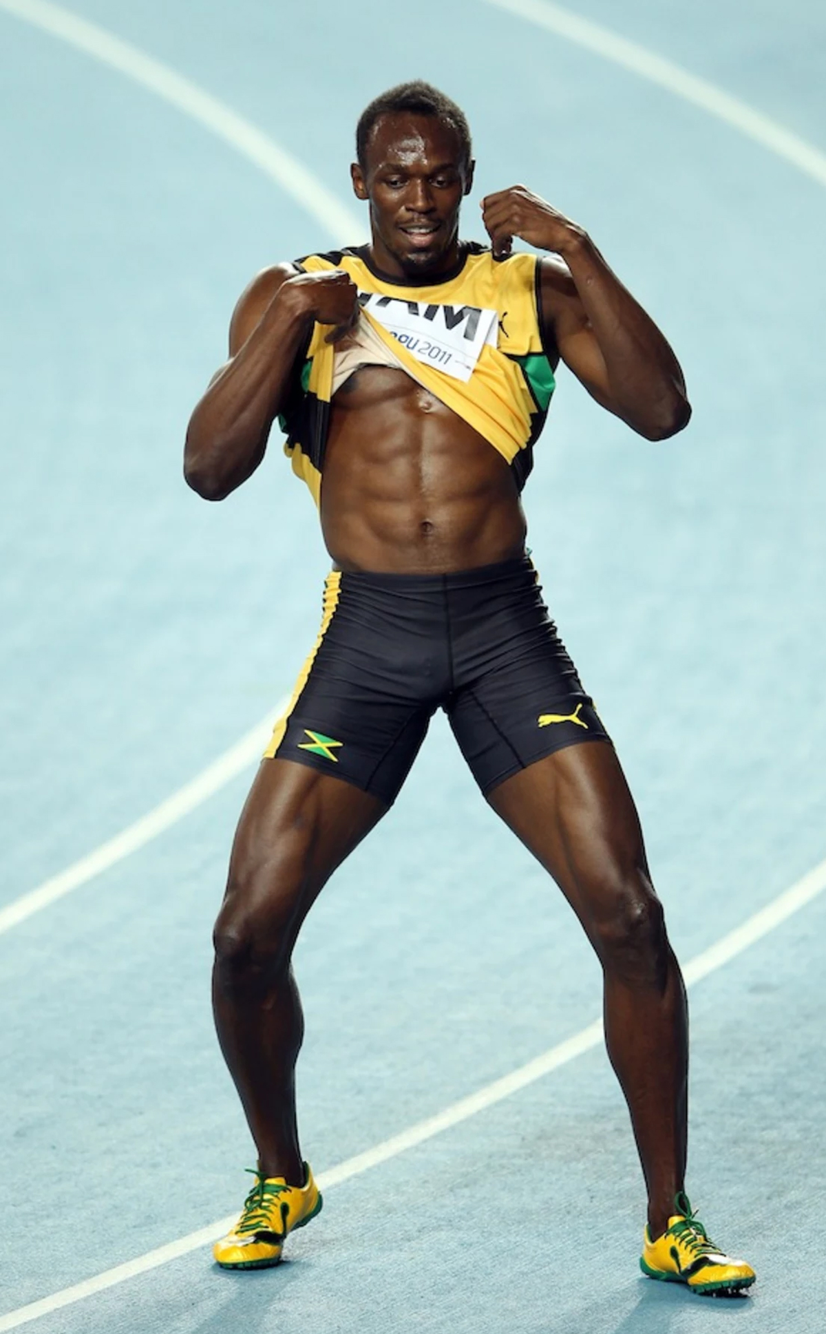 Usain Bolt sous le maillot de la Jamaïque sur la piste d’athlétisme