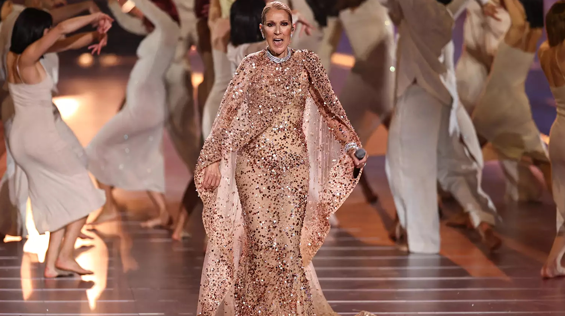 Céline Dion en robe à paillettes chante au défilé Elie Saab, entourée de danseuses
