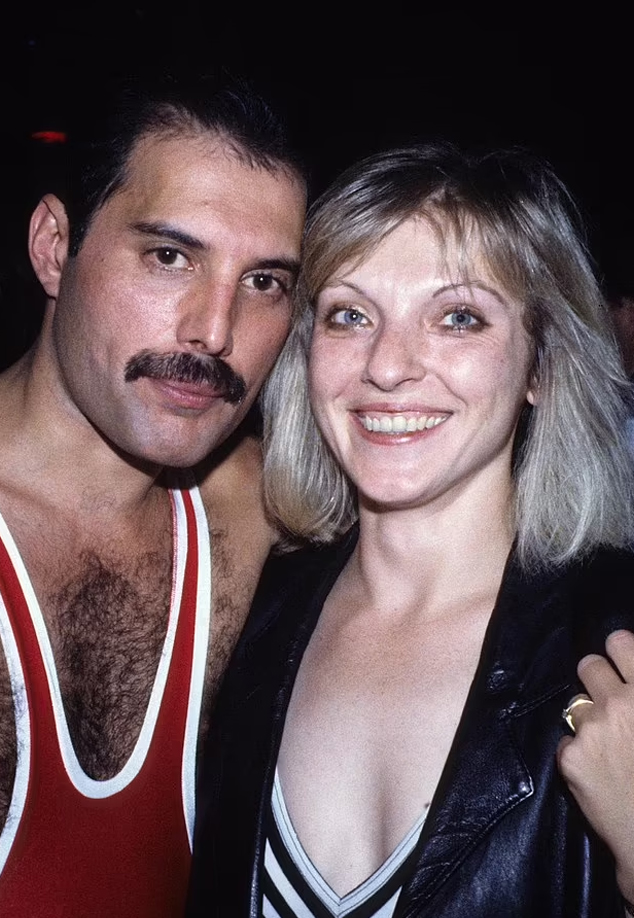 Freddie Mercury avec une femme blonde souriante, photo d’archives