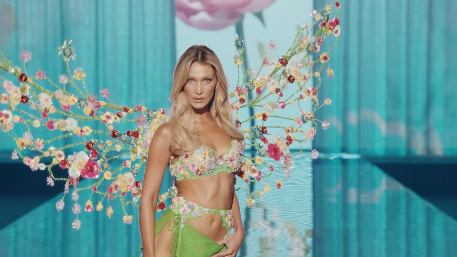 Bella Hadid en ensemble vert brodé et ailes de fleurs sur le podium
