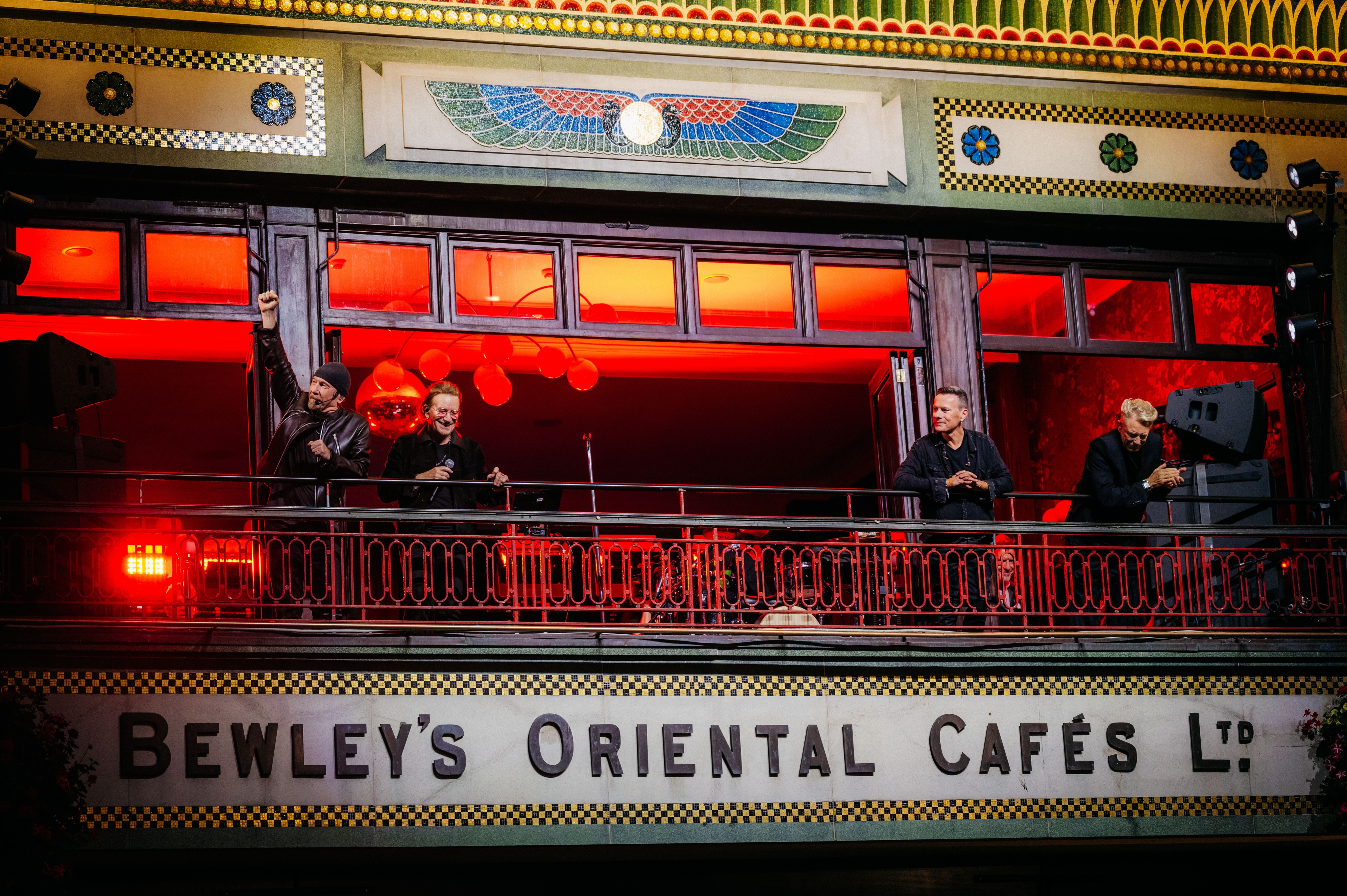 U2 au balcon du café Bewley’s Oriental Cafés dans une lumière rouge