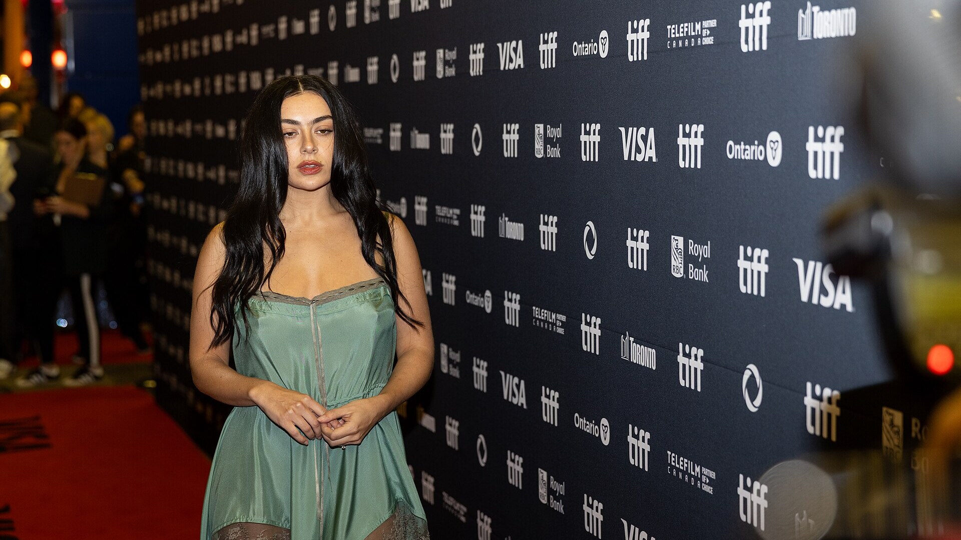 Charli XCX на червоній доріжці кінофестивалю в Торонто