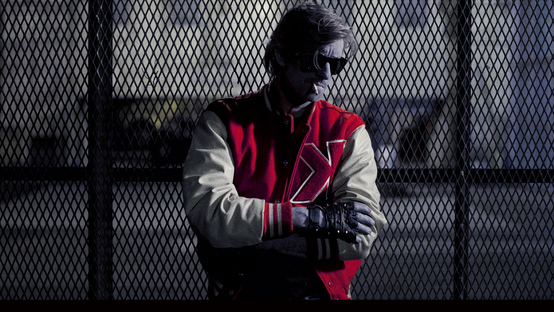 Французький музикант Kavinsky у фірмовій червоно-білій куртці з літерою K