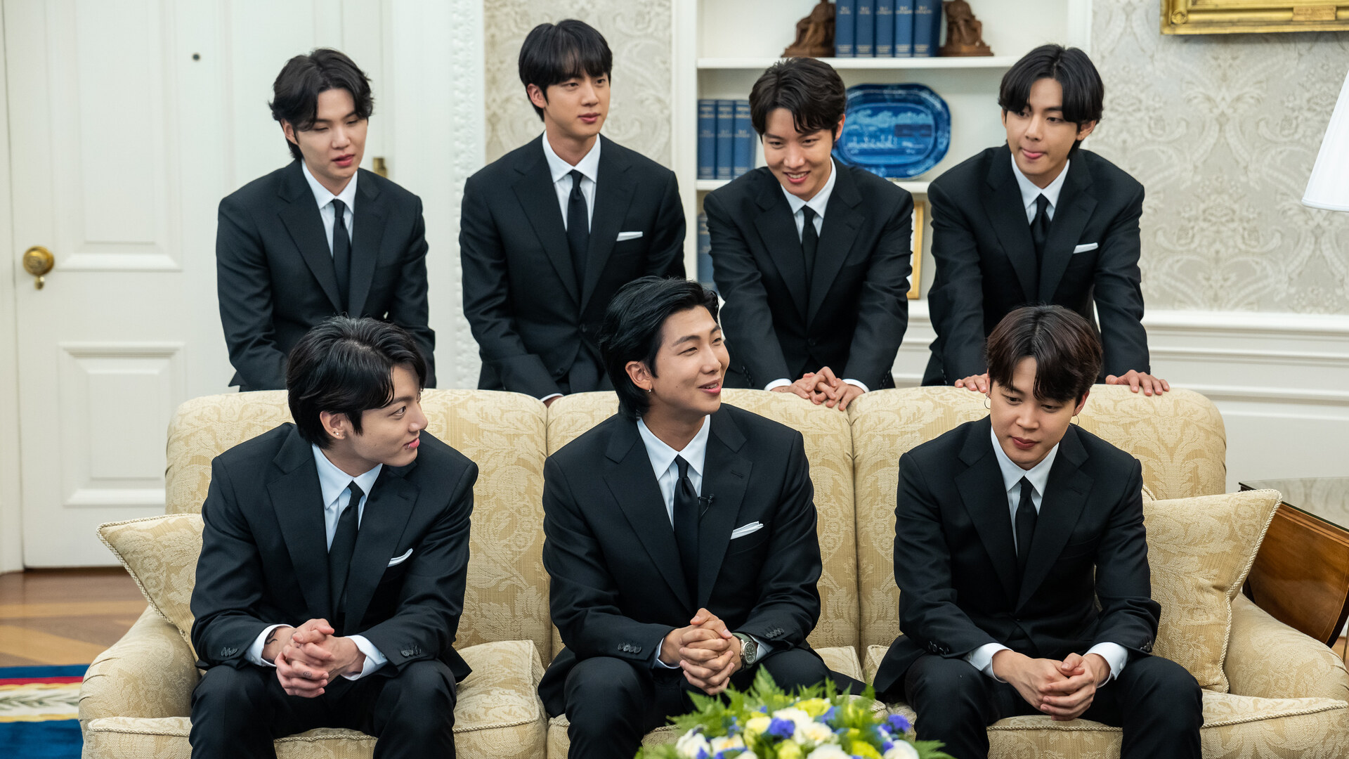 Гурт BTS у чорних костюмах