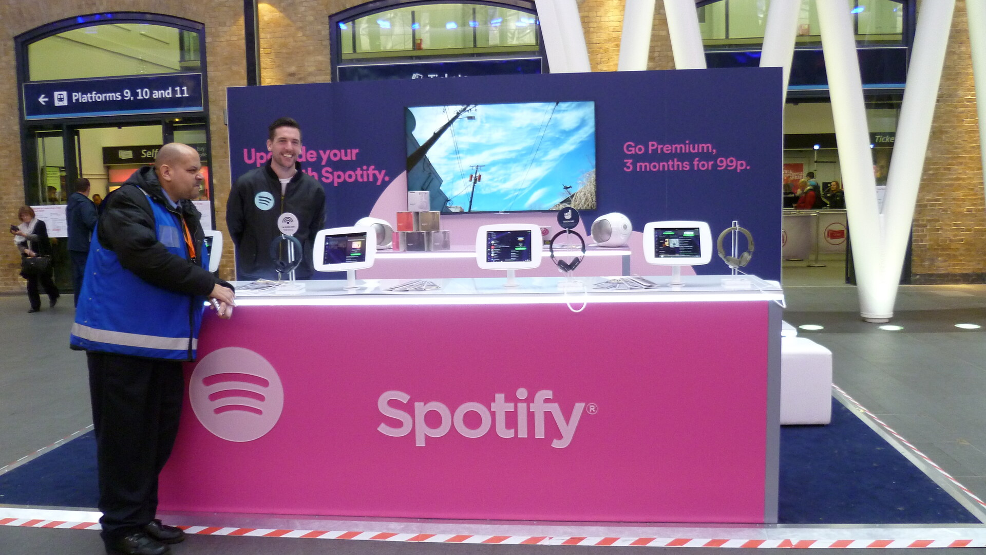 Стенд Spotify на вокзалі Кінгс-Кросс у Лондоні