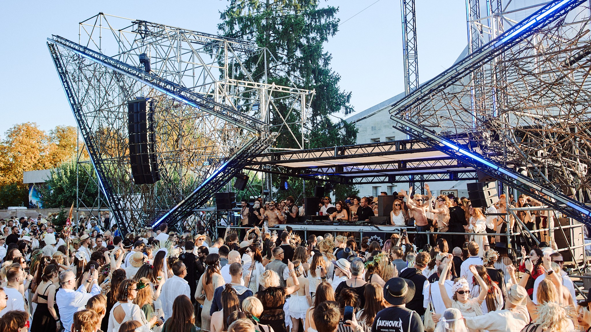 Публіка в білому дрес-коді біля Electro Stage фестивалю «Вирій» на ВДНГ