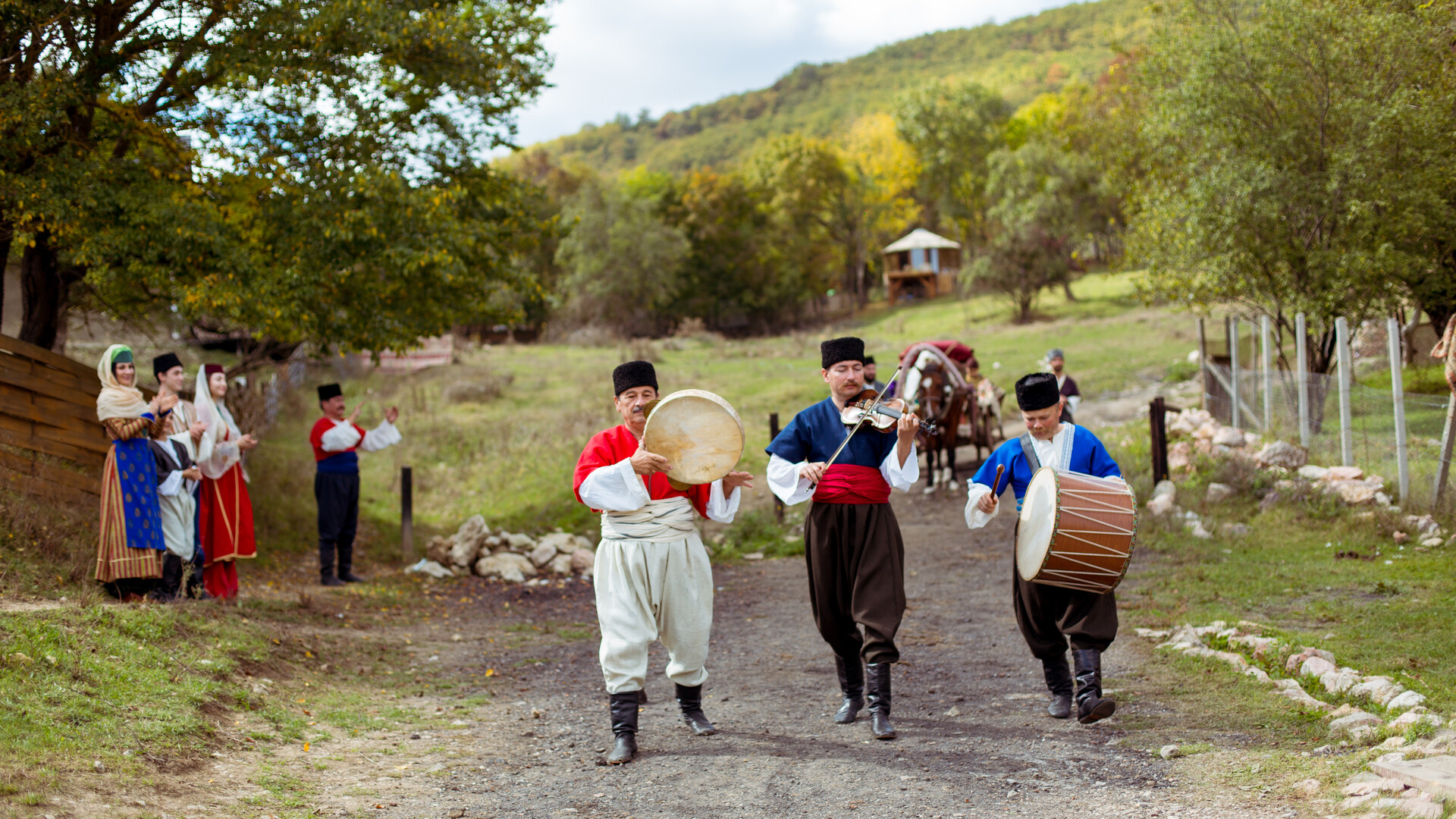 Кримськотатарські музиканти в традиційному вбранні. Фото: Beyé Shevkiyeva (CC BY-SA 4.0, Wikimedia Commons)