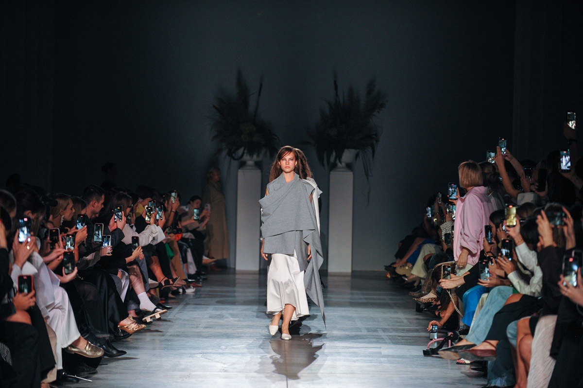 Зал і подіум Ukrainian Fashion Week, вересень 2025 року. Фото: Ukrainian Fashion Week