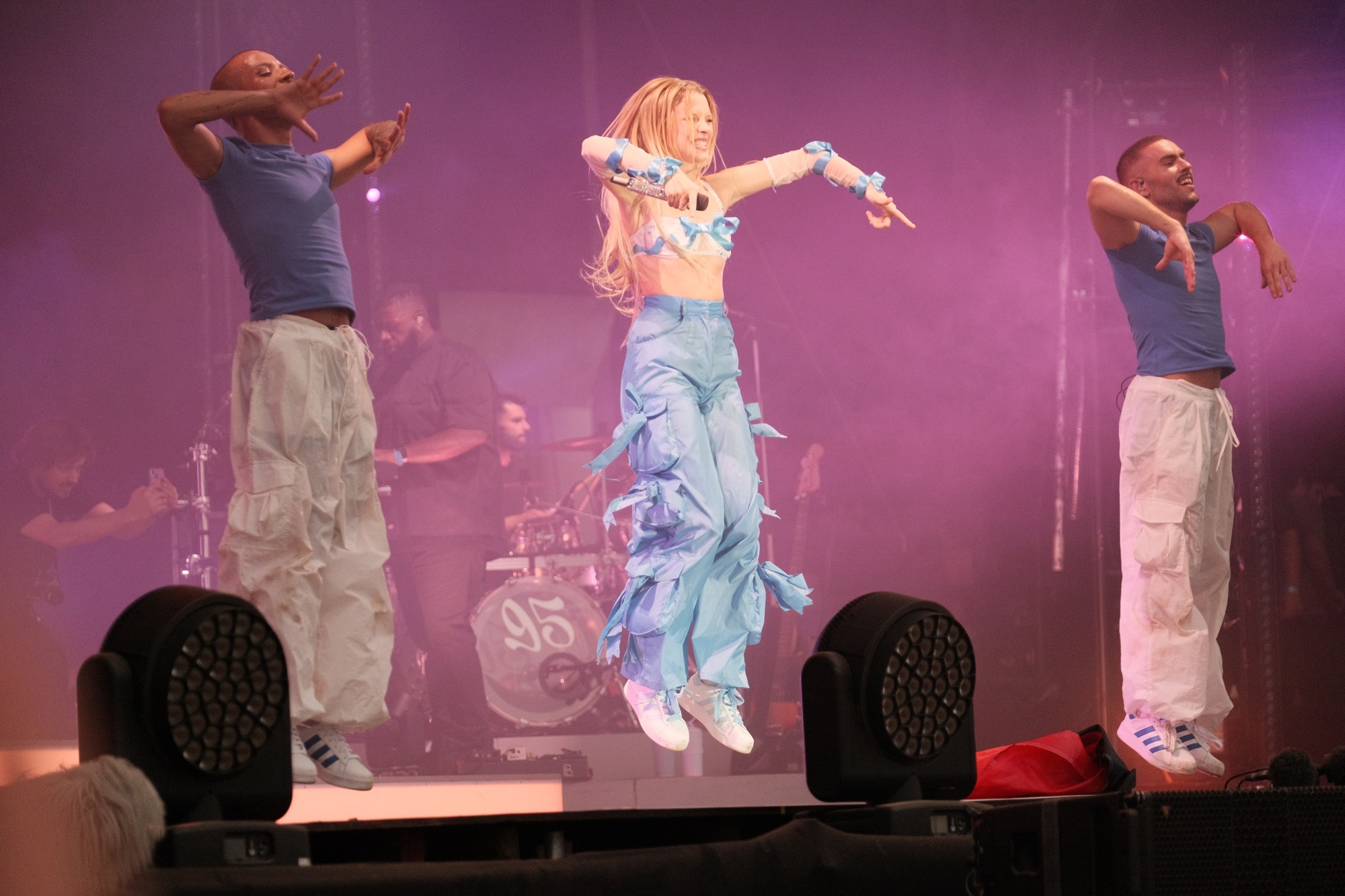 Анжель під час виступу на Fête de l'Humanité. Фото: Benjamin Bellamy (CC BY-SA 4.0, Wikimedia Commons)