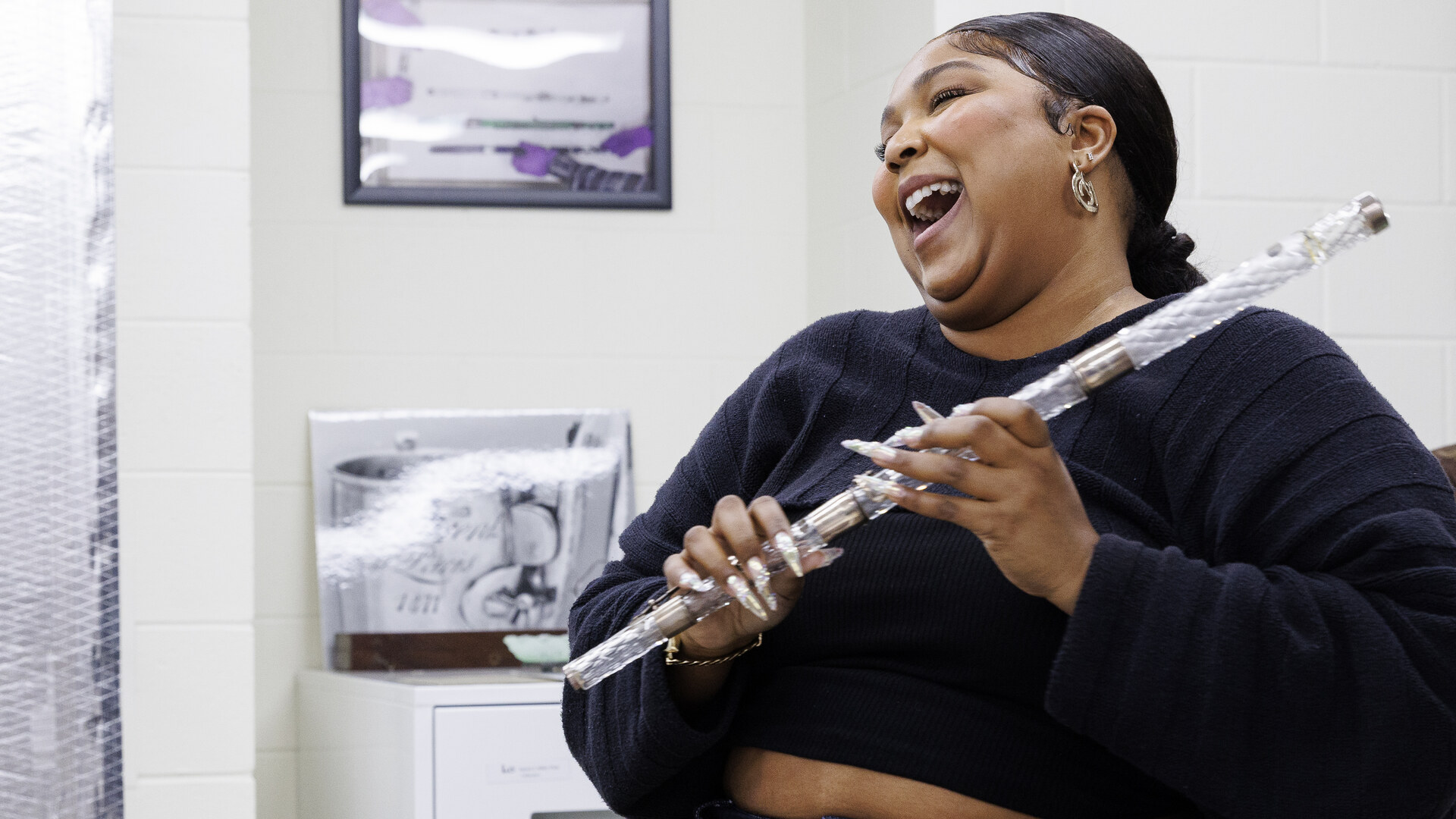 Lizzo сміється з кришталевою флейтою в Бібліотеці Конгресу США