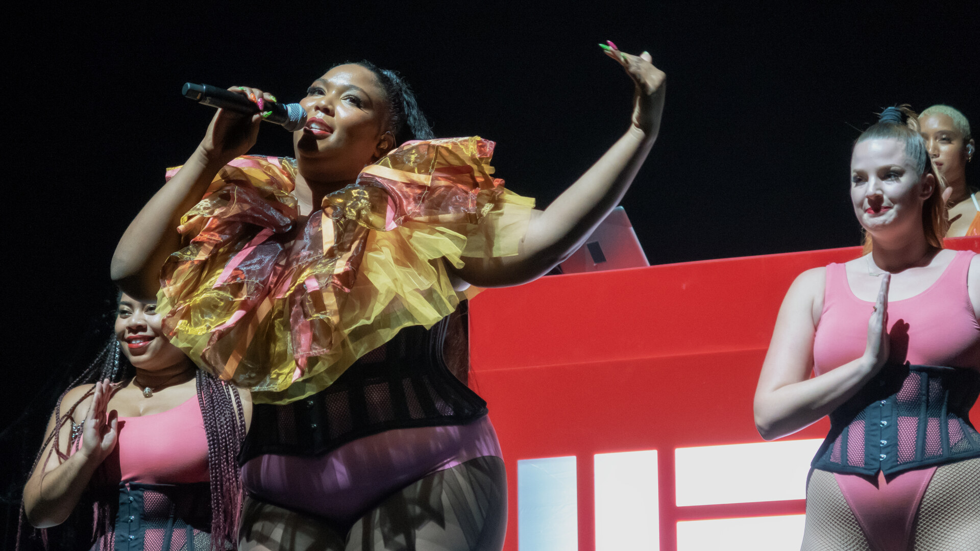 Lizzo під час концертного виступу