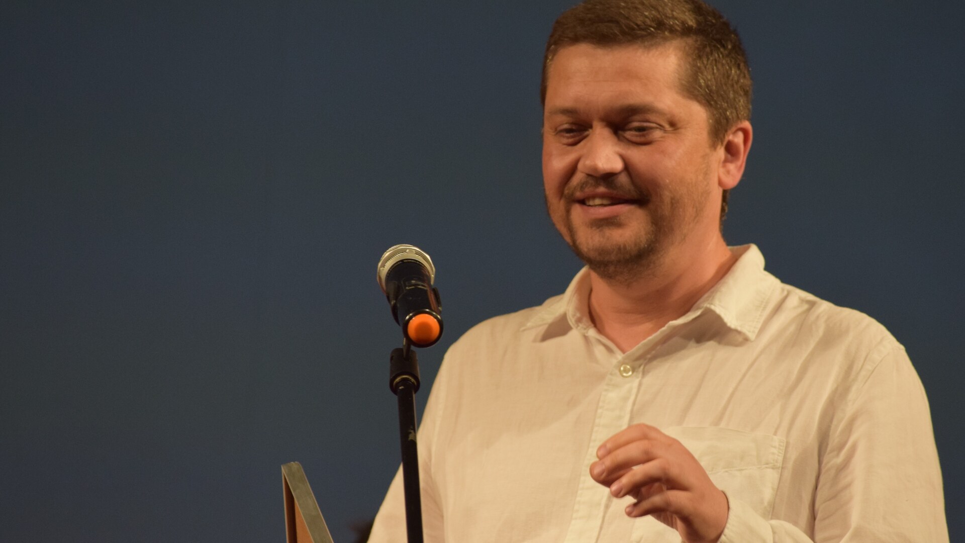Режисер Валентин Васянович на сцені Одеського міжнародного кінофестивалю