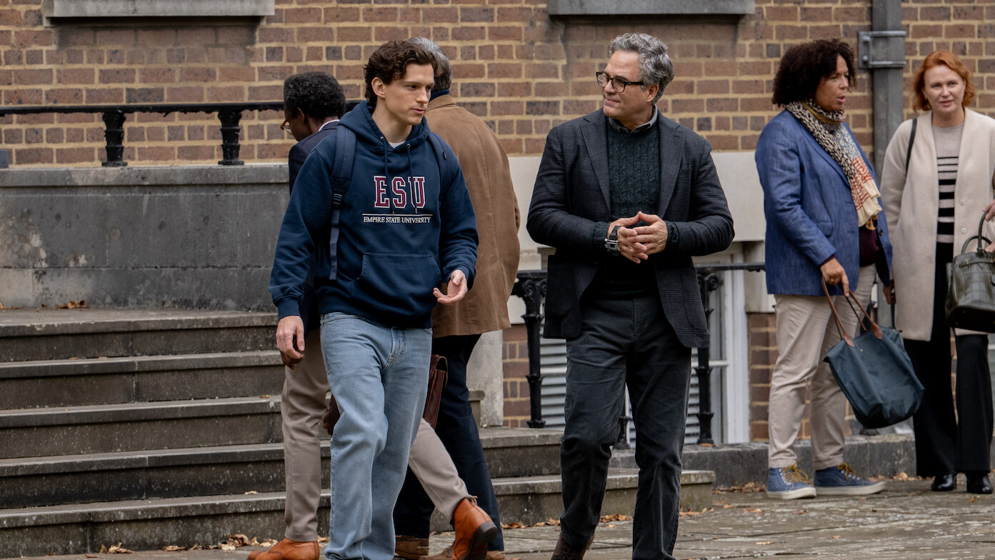Пітер Паркер у худі Empire State University іде вулицею поруч із Брюсом Беннером