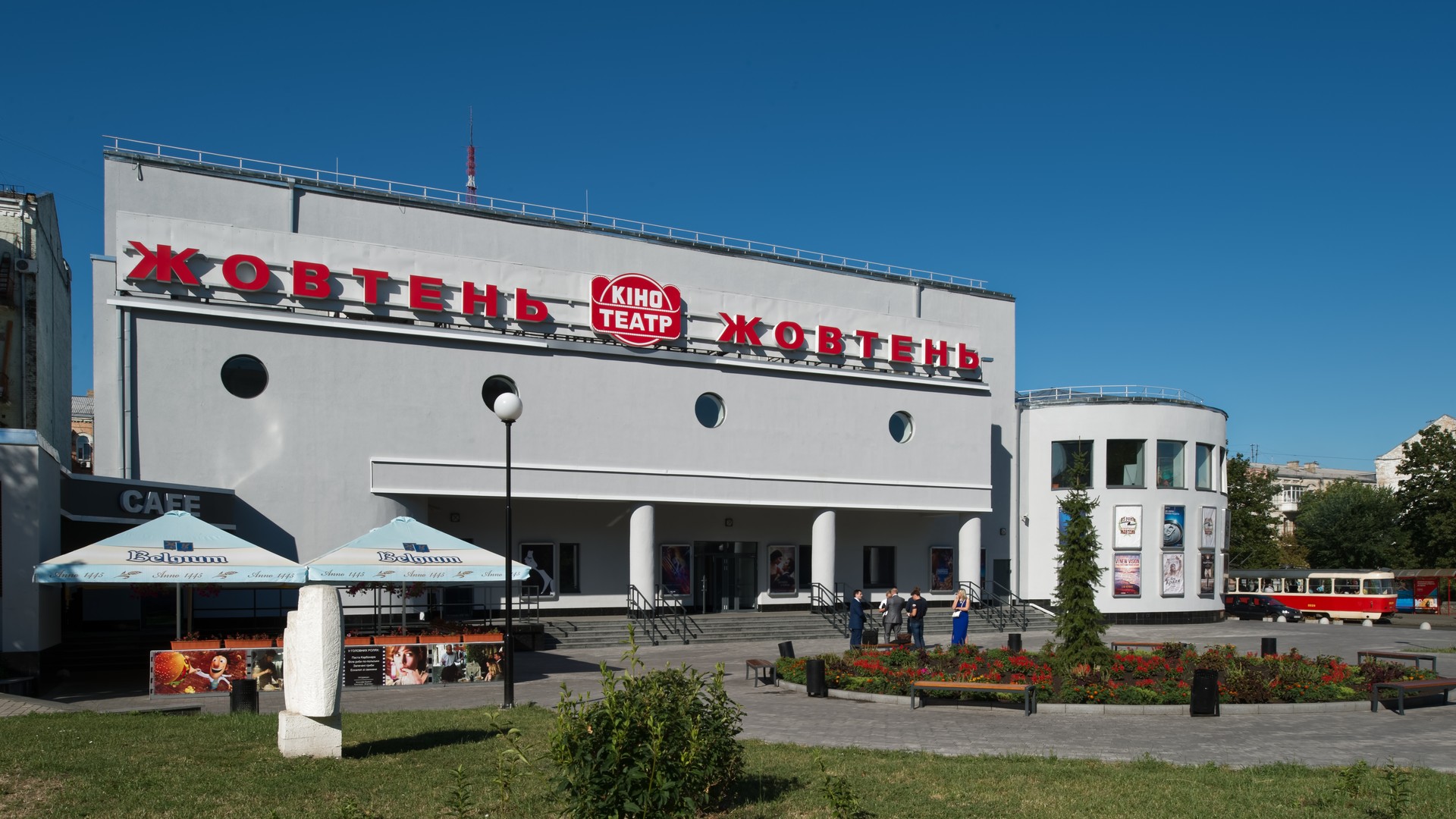 Фасад кінотеатру «Жовтень» на Подолі в Києві