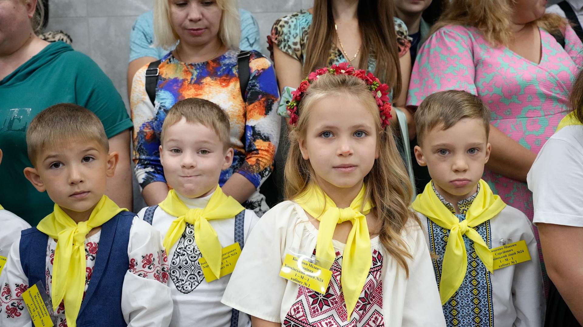 Першокласники у вишиванках і жовтих хустках на відкритті нової локації метрошколи в Харкові