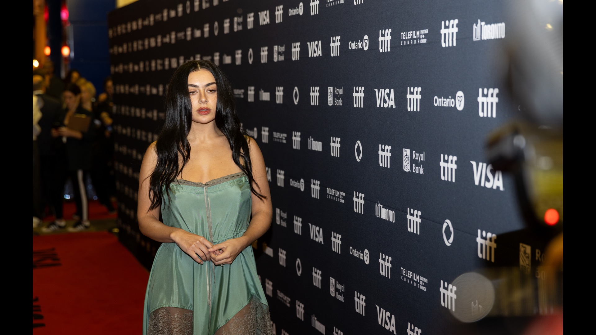 Charli XCX у мʼятній сукні на червоній доріжці кінофестивалю в Торонто